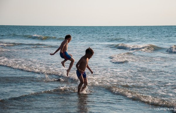 Дети на море