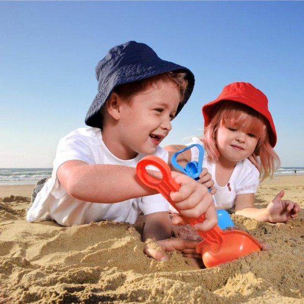 Иллюстрация мальчик сидит на берегу