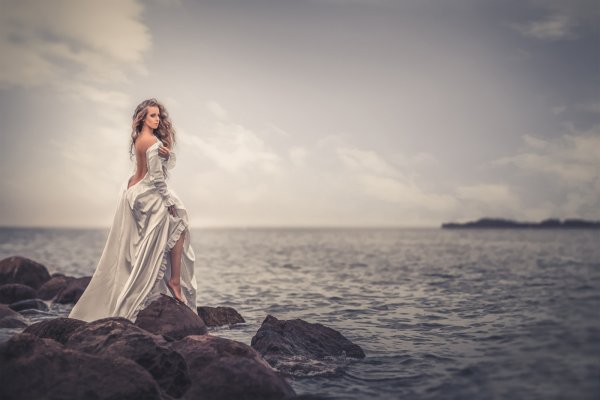 Девушка на берегу моря