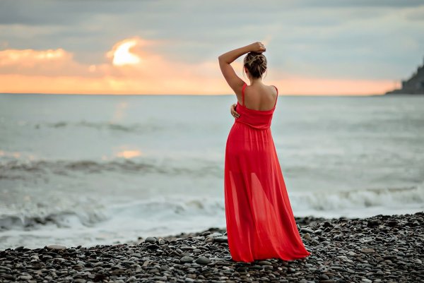 Женщина в платье со спины