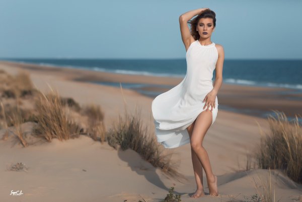 Девушка в платье на пляже