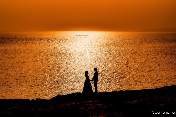 Пара на берегу