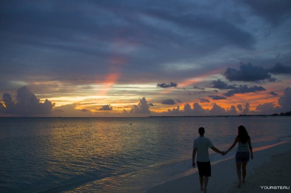 Двое на берегу моря