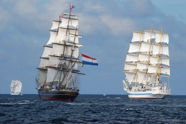 Красивый парусник в море