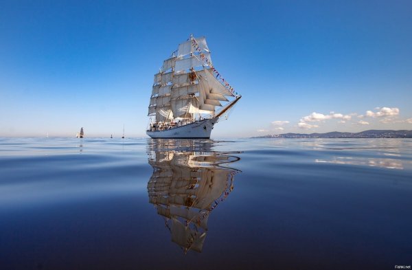 Парусник Крузенштерн шторм