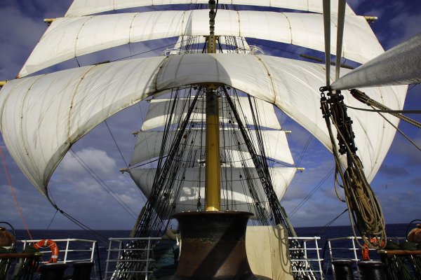 Корабль с белыми парусами