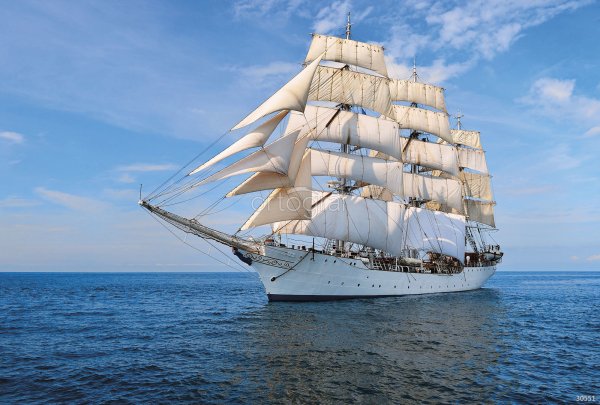 Парусник в море