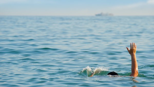 Девушка падает в воду