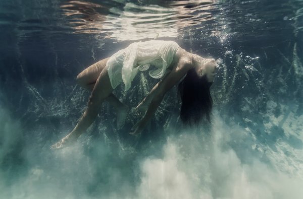 Мужик тонет