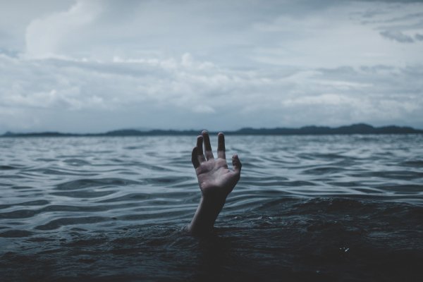 Человек тонет в море