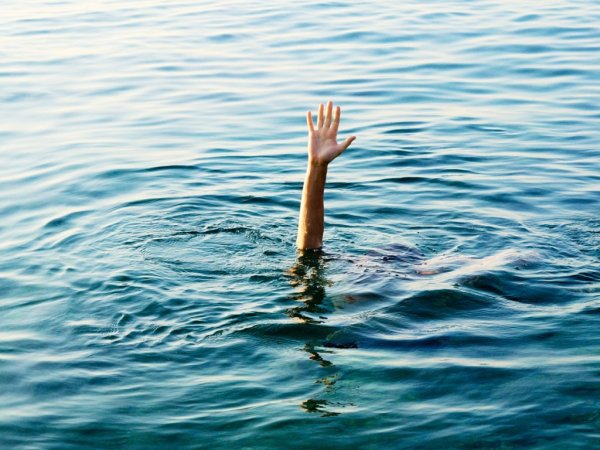 Девушка тонет в воде