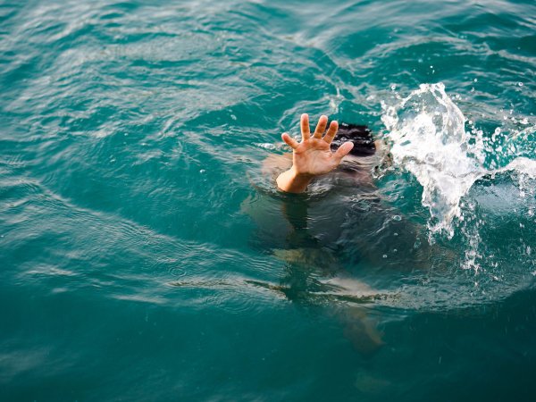 Тонет в море