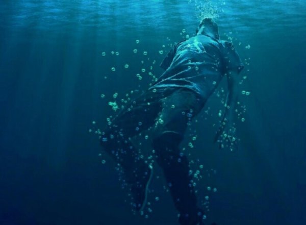 Парень тонет