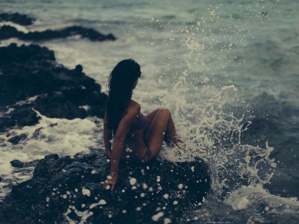 Брюнетка на море