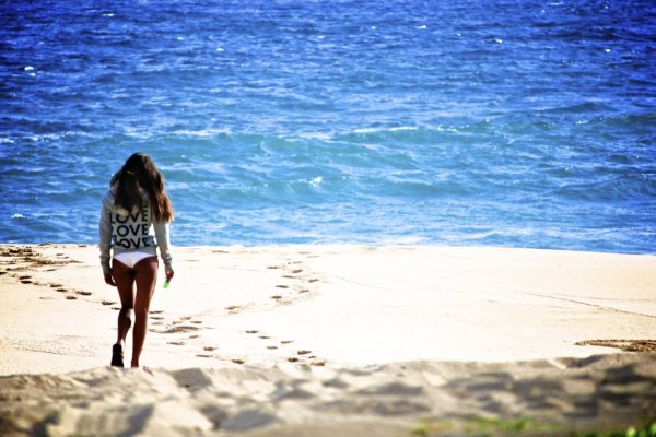 Девушка в купальнике со спины