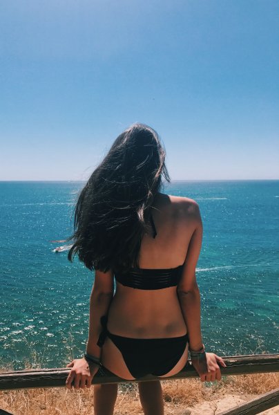 Брюнетка на море