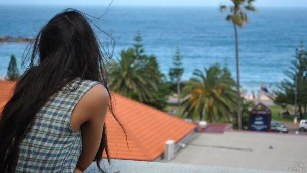 Брюнетка на море