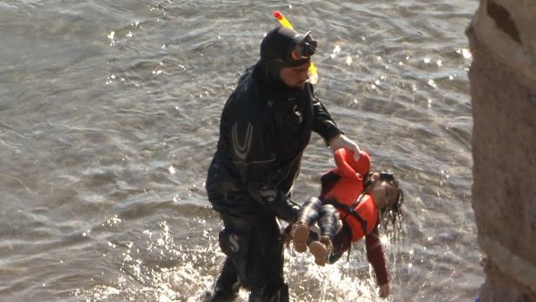 Девушка тонет