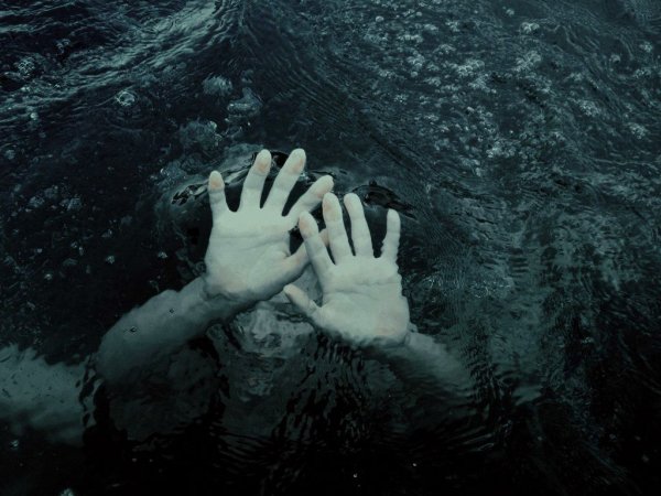 Ребенок тонет