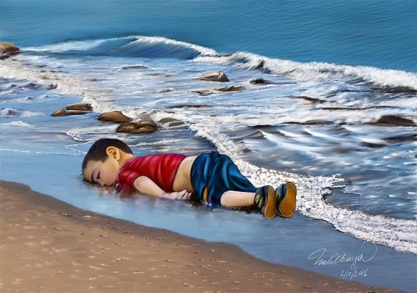 Девочка купается в море