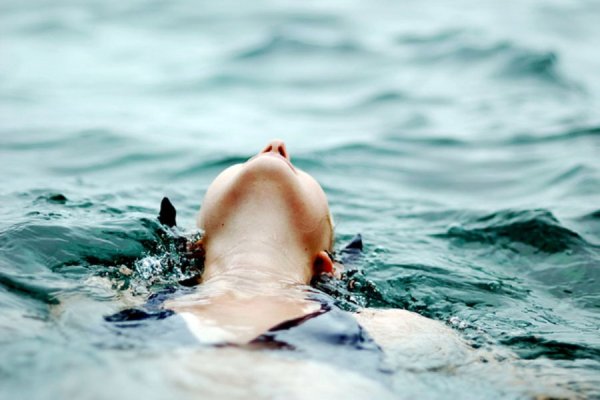 Человек тонет в воде