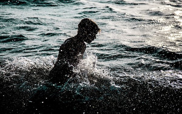 Тонущий человек