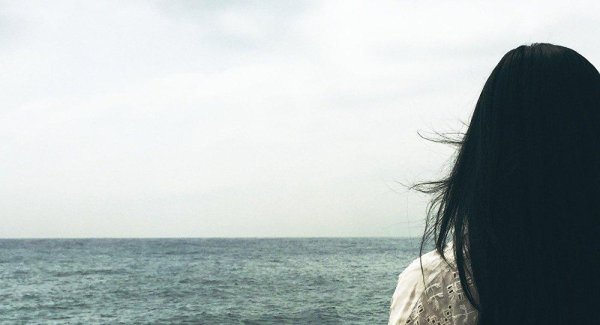 Брюнетка на море