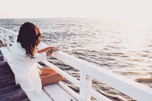 Брюнетка на море со спины