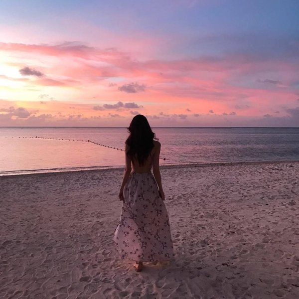 Брюнетка со спины