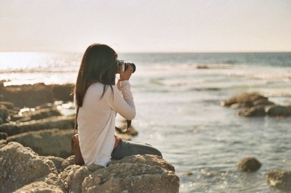 Брюнетка на море