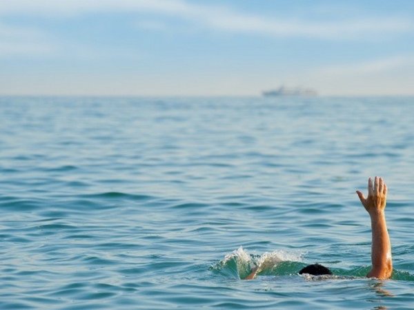 Утопающий в море