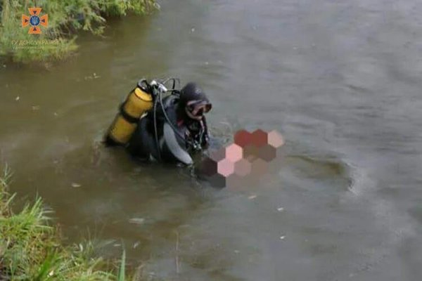 Человек тонет в воде