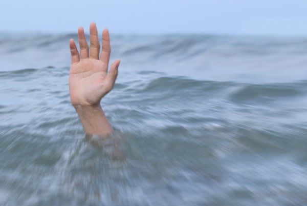 Рука из под воды