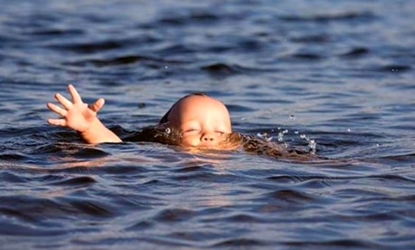 Девушка плавает