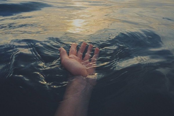 Спасение тонущей девушки