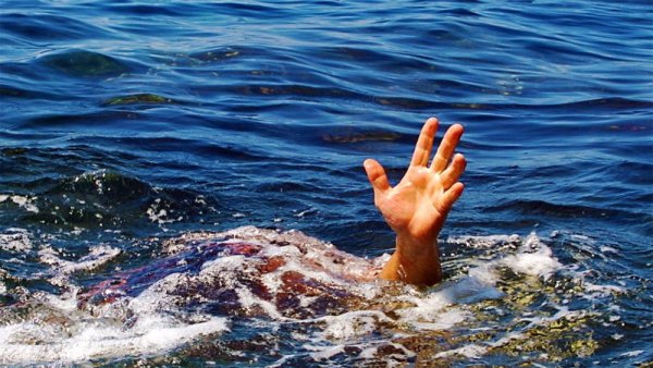 Тонущий человек под водой