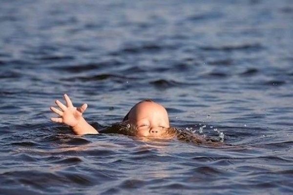 Спасение девушки из воды