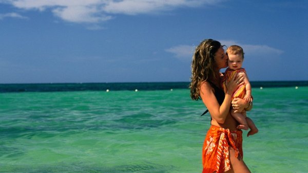 Мама и ребенок на берегу моря