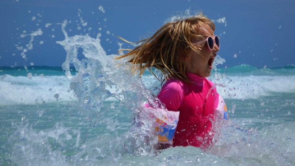 Девочка с собакой на море