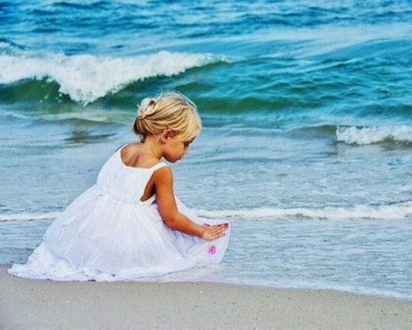 Мальчик и девочка со спины