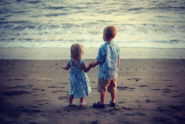 Маленькие дети на море