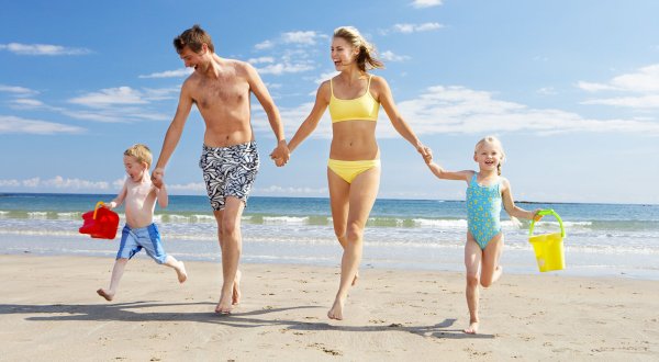 Семья на берегу моря