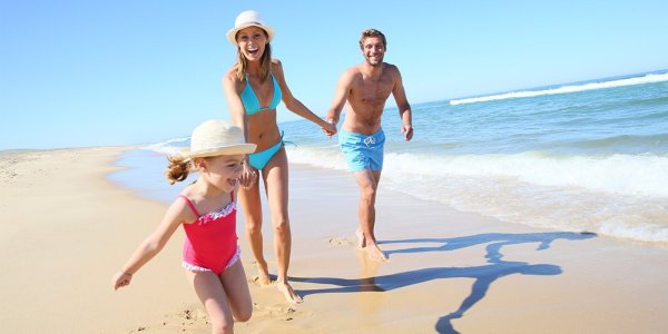 Счастливая семья с детьми на море