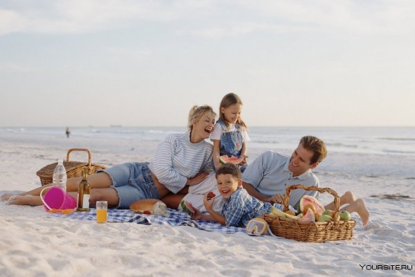 Семья на пляже