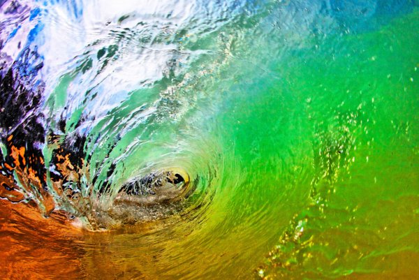 Разноцветные волны моря