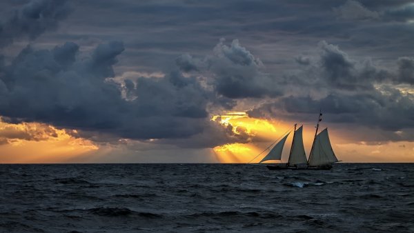 Корабль в море