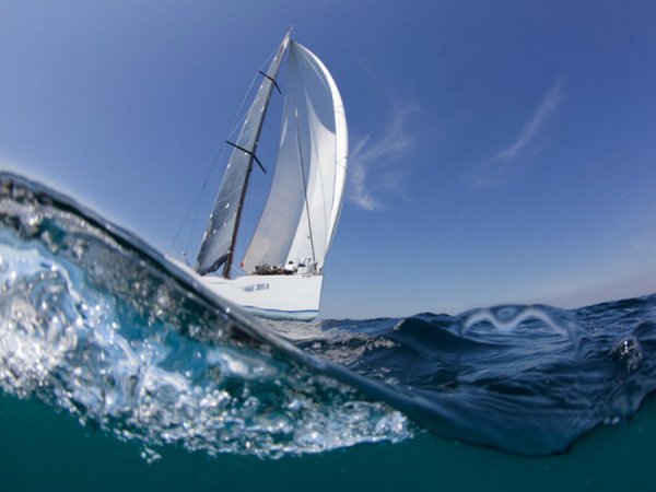 Парусная яхта на волнах
