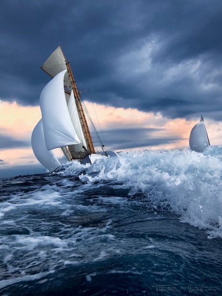 Яхта на волнах