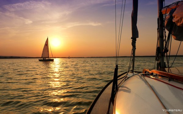 Парусная яхта на закате