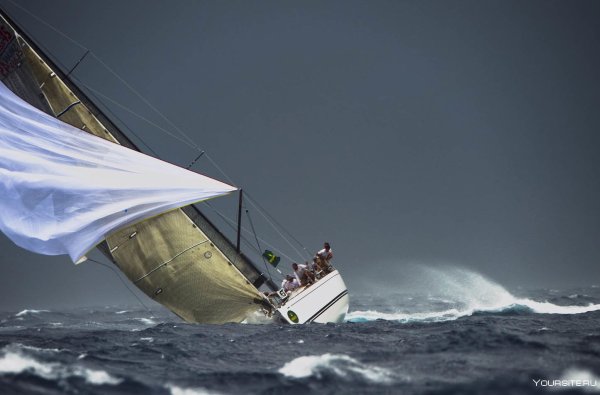 Парусная яхта в шторм